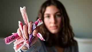 Mujer con productos menstruales.