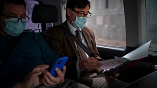 Salvador Illa, candidato del Partido Socialista Catalán (PSC), viaja en una furgoneta antes de una reunión en Barcelona, España, el 2 de febrero de 2018. 8, 2021.