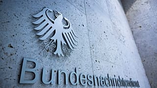 Le lettrage des services secrets figure sur l'une des entrées du siège du Service fédéral de renseignement allemand (BND) à Berlin, en Allemagne, le 22 décembre 2022.
