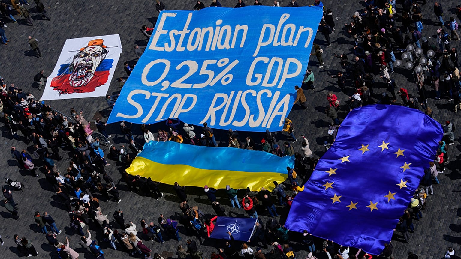 Des personnes se produisent lors d'une manifestation de soutien au plan stratégique militaire estonien pour l'Ukraine sur la place de la Vieille Ville à Prague