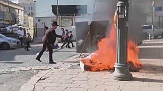 يهود متشددون في القدس يرمون الخبز في النار في تقليد ديني في عشية عيد الفصح