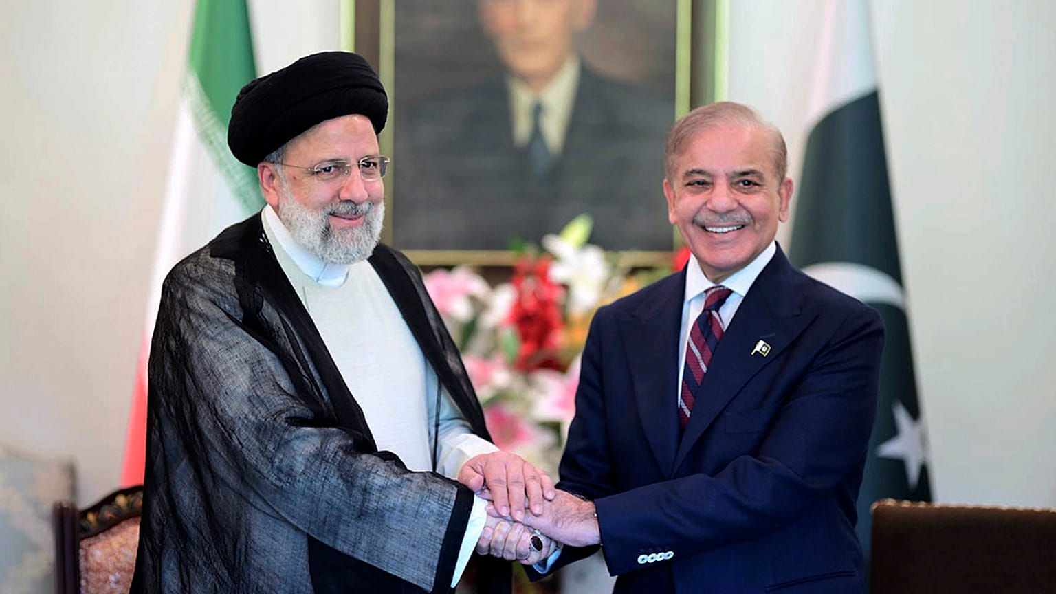 الرئيس الإيراني إبراهيم رئيسي، على اليسار، يصافح رئيس الوزراء الباكستاني شهباز شريف