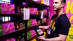 Kaffa Roastery'nin kurucusu Svante Hampf yapay zeka tarafından üretilen "AI-conic" kahve karışımını tanıttı