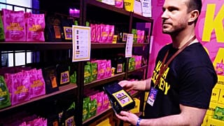 Kaffa Roastery'nin kurucusu Svante Hampf yapay zeka tarafından üretilen "AI-conic" kahve karışımını tanıttı