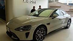 Οι επισκέπτες του καταστήματος ναυαρχίδας της Xiaomi Automobile τον περασμένο μήνα βλέπουν το ηλεκτρικό αυτοκίνητο Xiaomi SU7 που εκτίθεται στο Πεκίνο