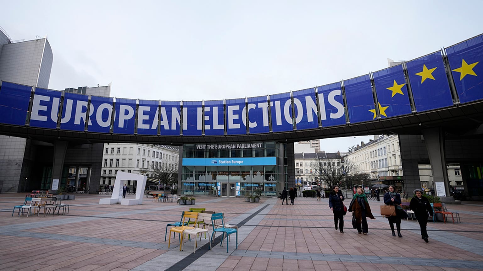 Uno striscione pubblicizza le elezioni europee fuori dal Parlamento europeo a Bruxelles, 24 gennaio 2024