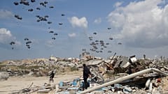 Lanzamiento aéreo de ayuda humanitaria a los palestinos sobre la ciudad de Gaza, Franja de Gaza, el 25 de marzo de 2024.