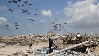 Gazze Şeridi, Gazze Şehri üzerinde 25 Mart 2024 tarihinde Filistinlilere havadan insani yardım atılıyor