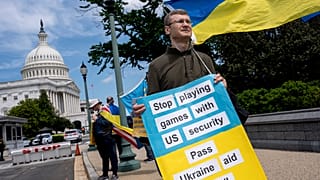 Des activistes soutenant l'Ukraine manifestent devant le Capitole à Washington DC