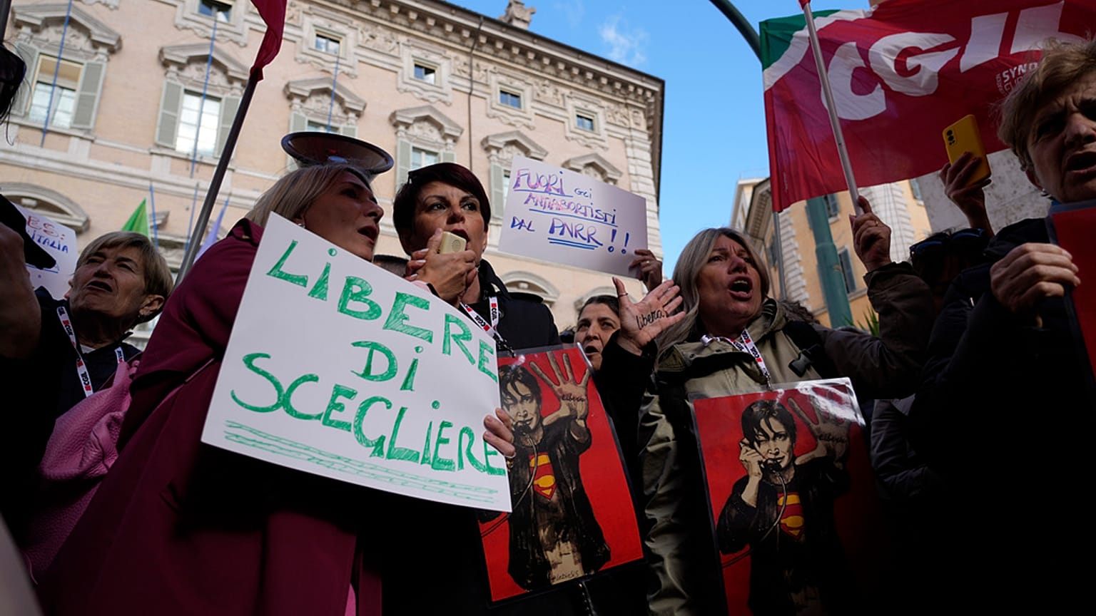 Des manifestants montrent une pancarte sur laquelle on peut lire : libre de choisir, anti-avortement dehors, lors d'une manifestation pour plus de garanties sur l'avortement 