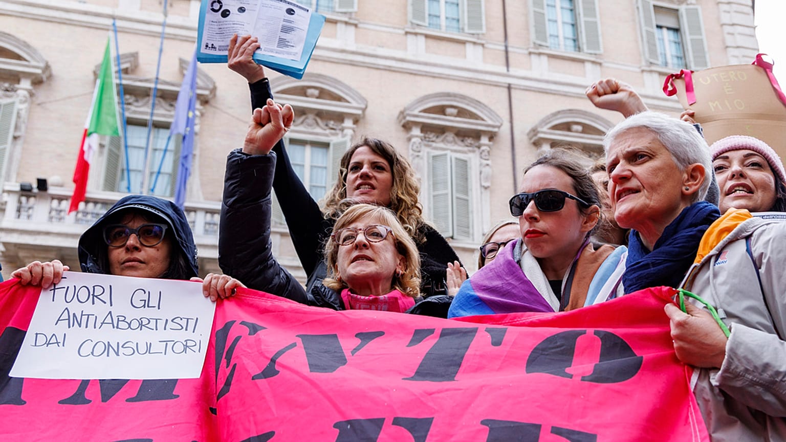 Am Montag protestierten Abtreibungsbefürworter vor dem Senat gegen die Gesetzesänderung.