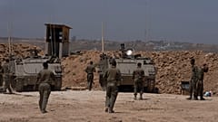 Израильские солдаты стоят рядом с бронетранспортерами на границе Израиля и сектора Газа 