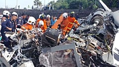 Συντρίμμια μετά τη σύγκρουση ελικοπτέρων στην Μαλαισία