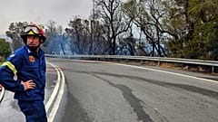 	Πυροσβέστες επιχειρούν στην κατάσβεση πυρκαγιάς που εκδηλώθηκε κοντά στον οικισμό στον Ναύσταθμο Χανίων