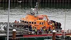 Un groupe de migrants amené à Douvres, dans le Kent, par la Border Force à la suite d'un incident survenu sur un petit bateau dans la Manche, le mardi 23 avril 2024.