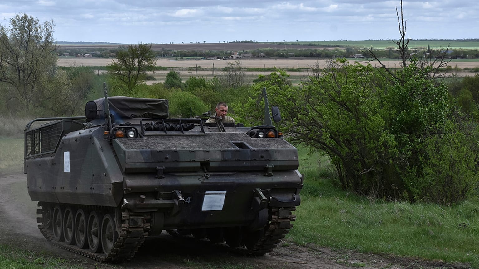 Ein ukrainischer Soldat der 65. Brigade fährt in einem gepanzerten Fahrzeug an der Frontlinie in der Region Saporischschja, Ukraine, Sonntag, 21. April 2024.