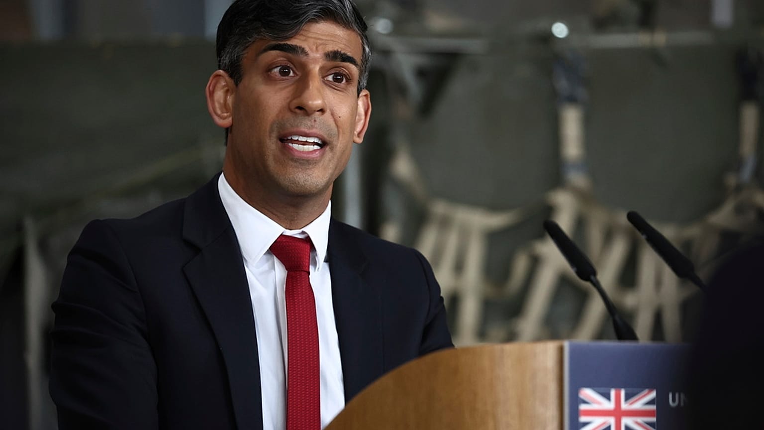 El primer ministro británico Rishi Sunak interviene en una rueda de prensa en la Brigada Blindada de Varsovia, Polonia, el 23 de febrero de 2024.