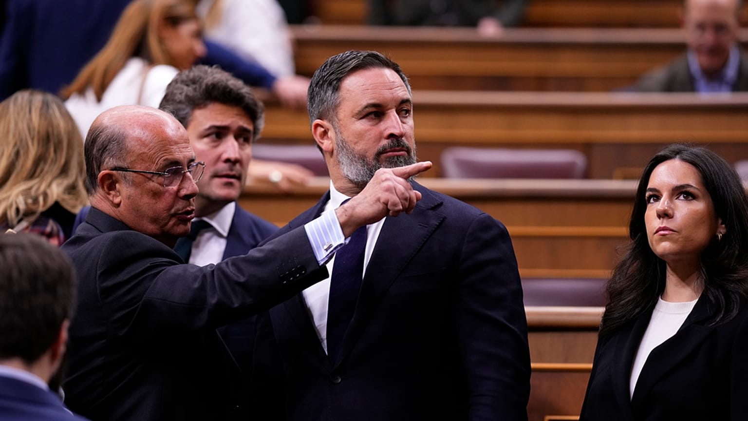Santiago Abascal (ao centro), líder do partido de extrema-direita espanhol Vox