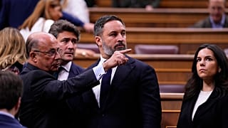 Santiago Abascal, al centro, leader del partito di estrema destra VOX, si trova nel Parlamento spagnolo prima del dibattito di investitura a Madrid, Spagna, 15/11/2023