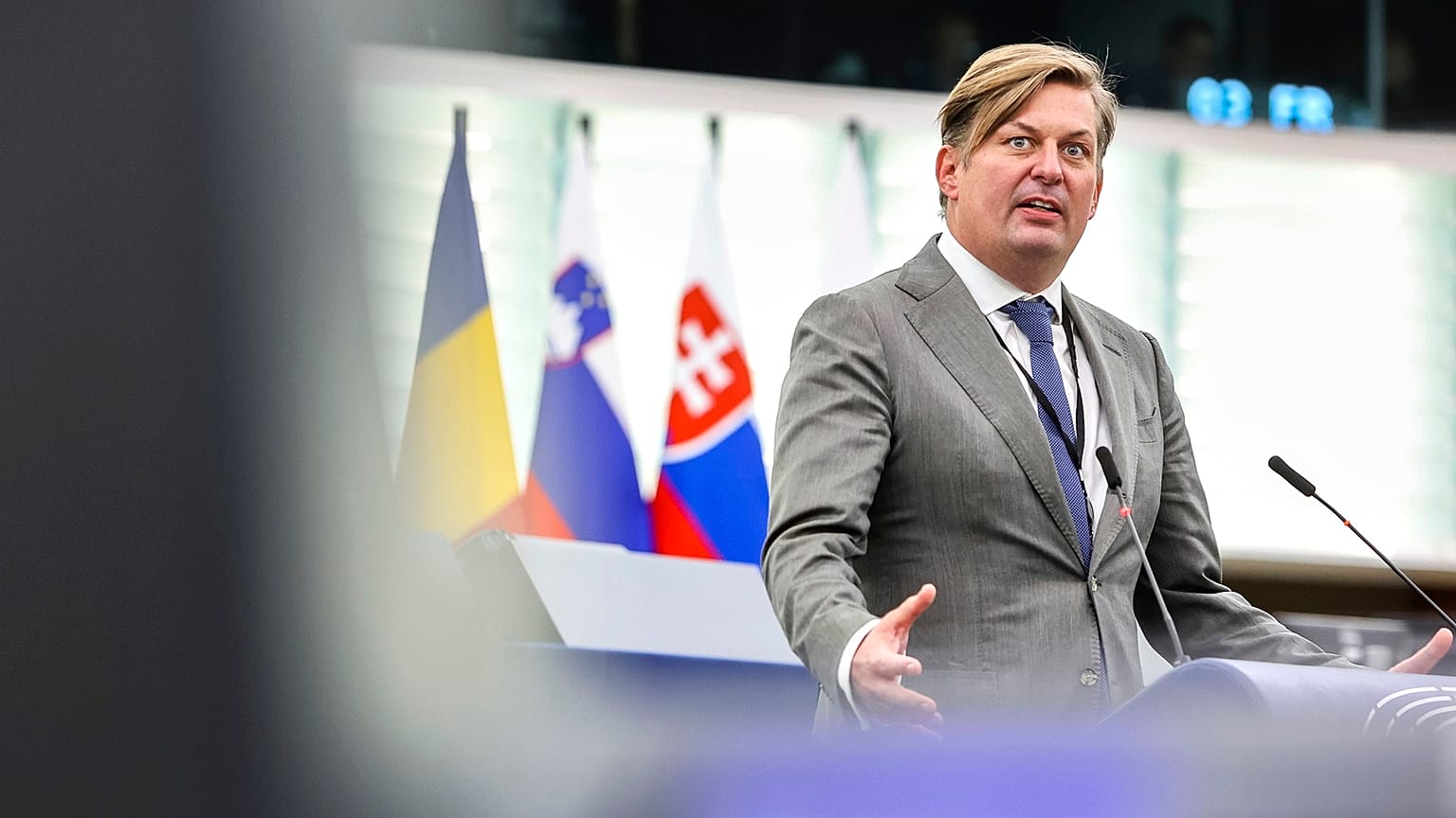 Kémkedés gyanúja miatt letartóztatták Maximilian Krah európai parlamenti képviselő akkreditált asszisztensét.
