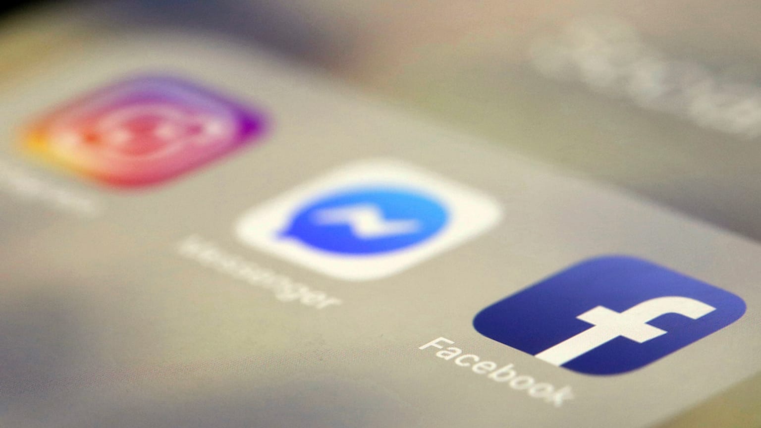 Çatı kuruluşu Meta olan sosyal medya platformları Facebook, Messenger ve Instagram aplikasyon logoları