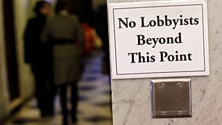 Un panneau décourage les lobbyistes d'entrer dans le hall qui mène aux chambres du sénat de l'État du Maryland à Annapolis, mercredi 8 janvier 2014.