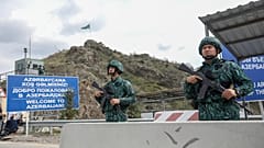 Αζέροι στρατιώτες στο συνοριακό πέρασμα του Λατσίν με την Αρμενία