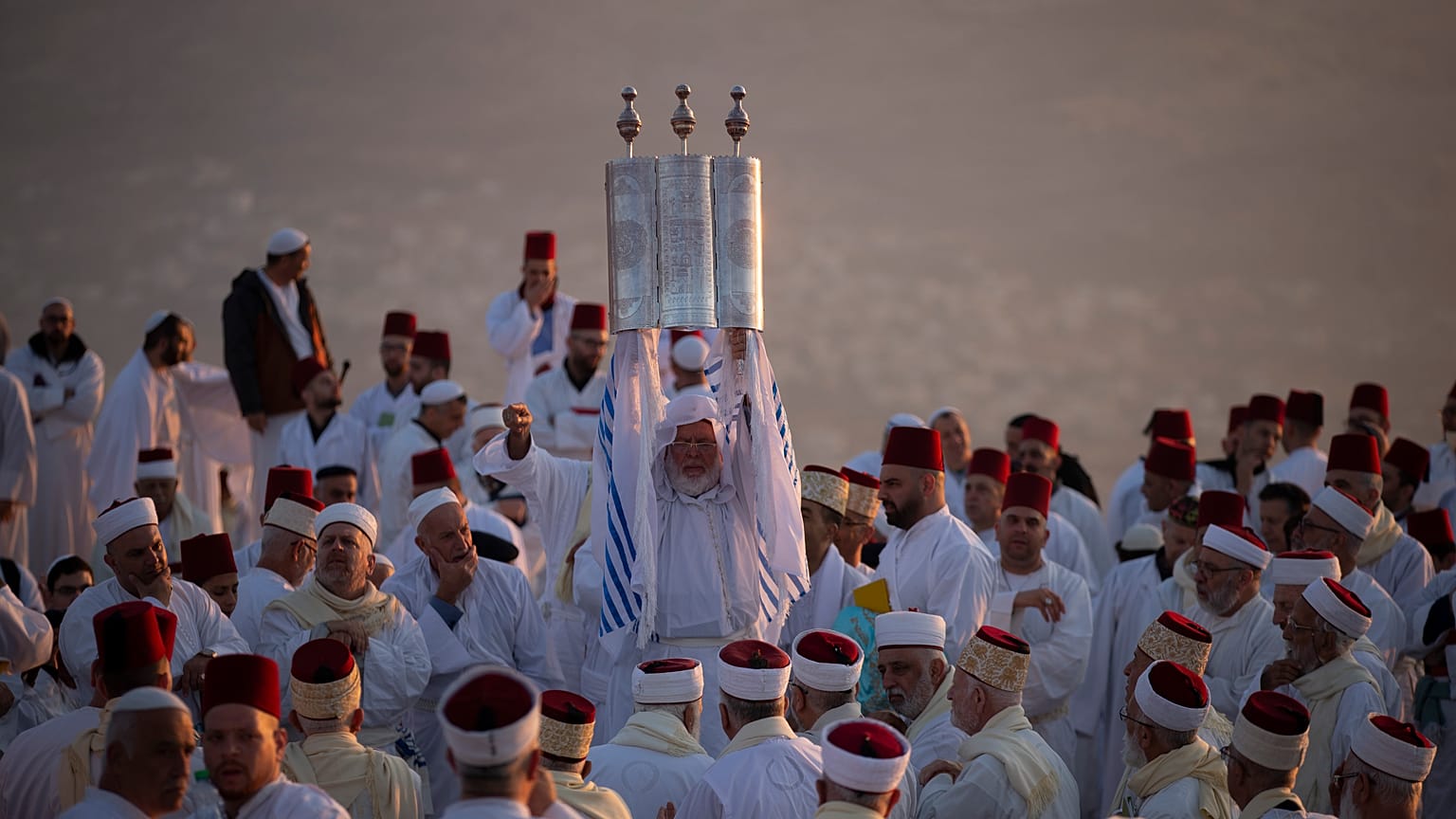 أفراد من طائفة السامري  يحضرون رحلة الحج بمناسبة عيد المظال أو عيد العرش في أقدس موقع ديني على قمة جبل جرزيم