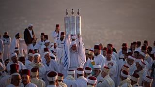 أفراد من طائفة السامري  يحضرون رحلة الحج بمناسبة عيد المظال أو عيد العرش في أقدس موقع ديني على قمة جبل جرزيم