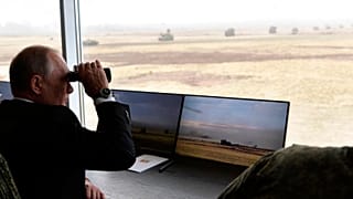 نظارت ولادیمیر پوتین، رئیس‌جمهوری روسیه بر رزمایش نیروهای این کشور