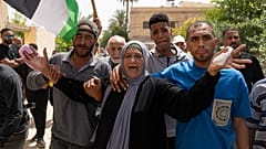 والدة الفلسطيني شادي جلايطة (44 عاماً) تبكي عند وصول جثمان ابنها إلى منزل العائلة لإلقاء النظرة الأخيرة خلال جنازته في مدينة أريحا بالضفة الغربية المحتلة.