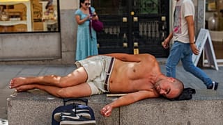 Um homem descansa durante uma vaga de calor em Madrid, Espanha, no ano passado.