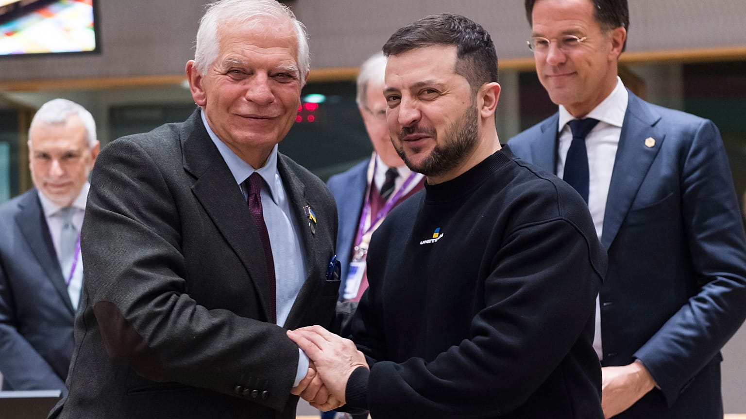 El jefe de política exterior de la UE, Josep Borrell (izquierda), en su encuentro con el presidente ucraniano Volodímir Zelenski en febrero de 2023