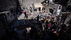 Una familia inspecciona su casa tras ser alcanzada por un ataque aéreo israelí en Rafah, sur de Gaza, 4 de abril de 2024.