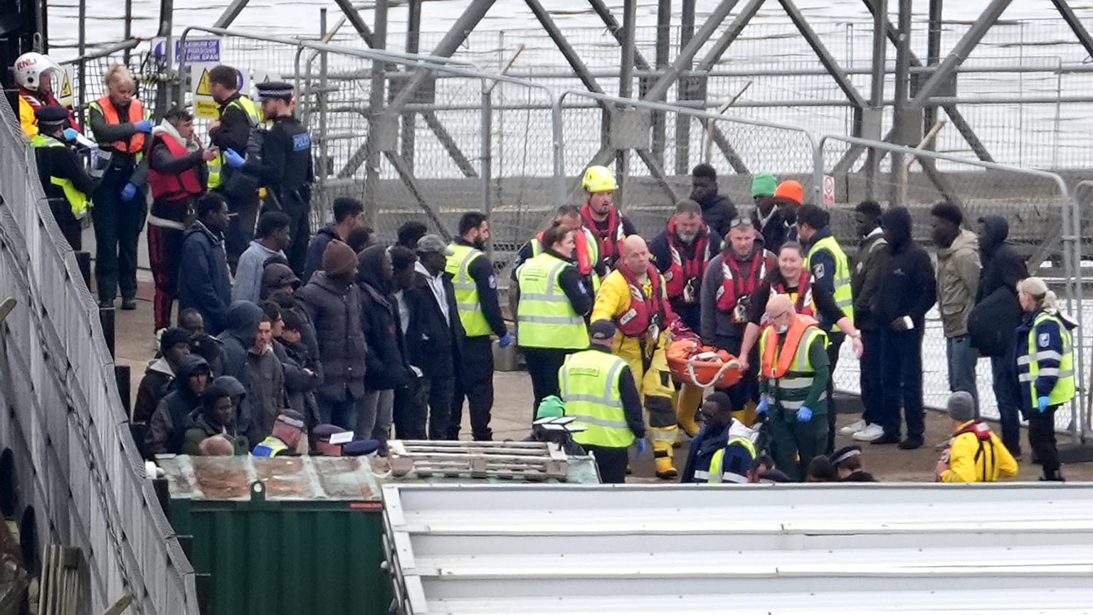 A brit határőrség embereket hoz be a kenti Doverbe (Kent), miután a Csatornán egy kis csónakkal történt incidens után migránsoknak vélt embereket hoztak be.