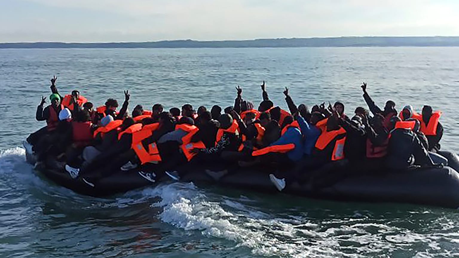 Архив: фотография предоставлена Морской префектурой Северного моря и Маншского залива. Мигранты продолжают путь в Великобританию вдоль побережья северной Франции, апрель 2024г