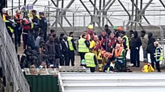 La Fuerza de Fronteras del Reino Unido traslada a Dover (Kent) a personas sospechosas de ser inmigrantes tras un incidente con una pequeña embarcación en el Canal de la Mancha.