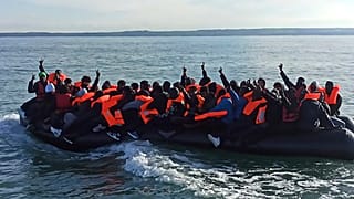 Архив: фотография предоставлена Морской префектурой Северного моря и Маншского залива. Мигранты продолжают путь в Великобританию вдоль побережья северной Франции, апрель 2024г