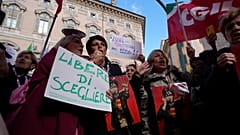 Διαδηλωτές επιδεικνύουν ένα πλακάτ που γράφει: Ελεύθερη επιλογή, έξω οι αντι-αμβλωτές, κατά τη διάρκεια διαμαρτυρίας μπροστά από την ιταλική Γερουσία στη Ρώμη, 2024.