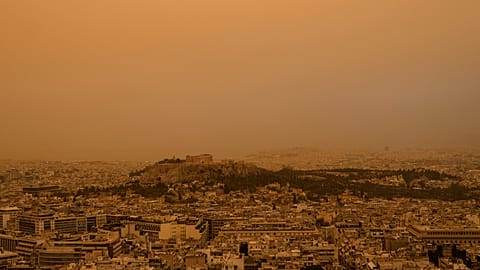 L'ancienne colline de l'Acropole et la ville d'Athènes vue depuis la colline du Lycabette le mardi 23 avril 2024. 