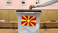 Un hombre deposita su voto para las elecciones presidenciales en un colegio electoral en Skopje, Macedonia del Norte, el domingo 5 de mayo de 2019.