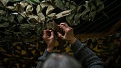 Εθελοντές φτιάχνουν στρατιωτικό υλικό στο Κίεβο