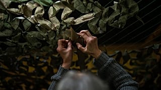 Εθελοντές φτιάχνουν στρατιωτικό υλικό στο Κίεβο
