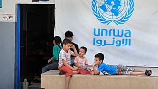 UNRWA okulunun arka bahçesinde toplanan Filistinli mülteci çocuklar 