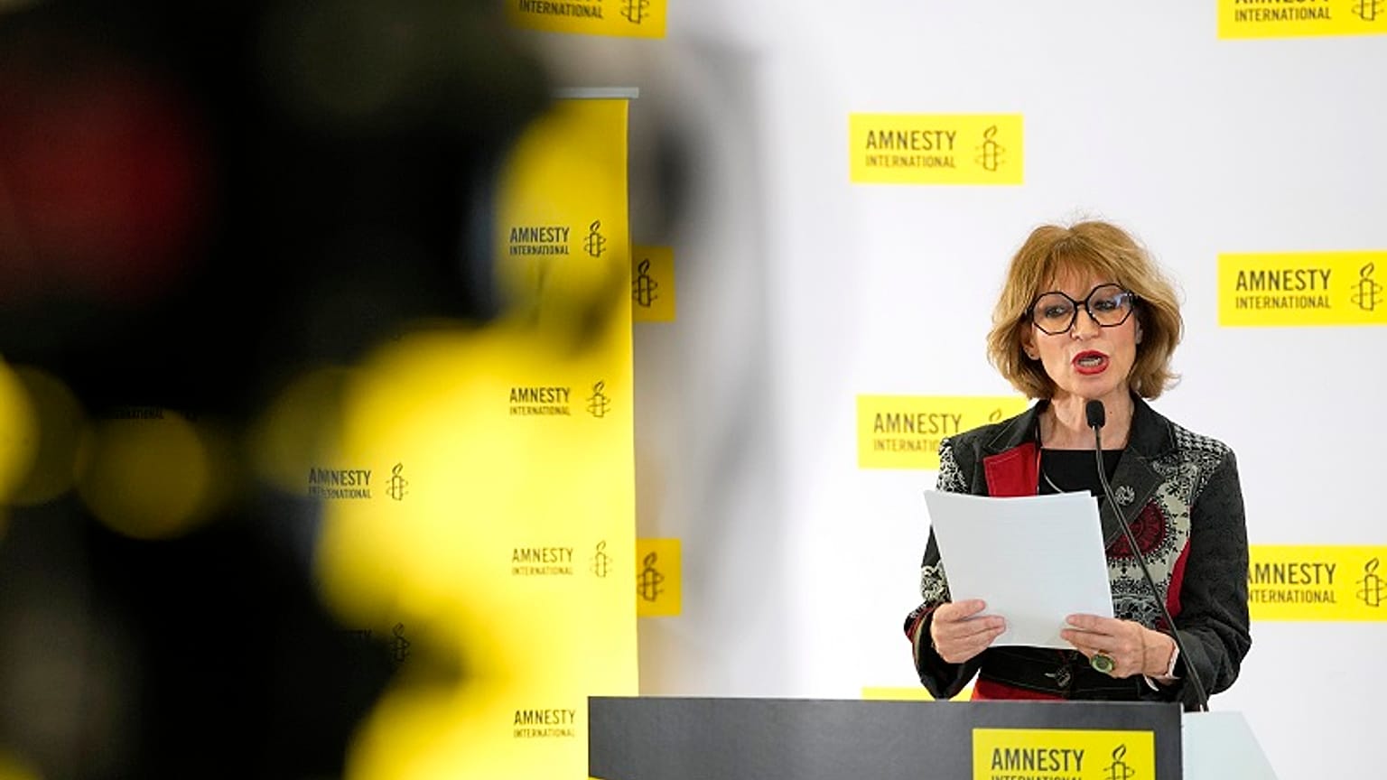 Agnes Callamard, Secretaria General de Amnistía Internacional, habla en una conferencia de prensa en Londres