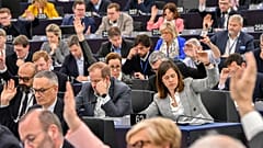 Eurodiputados durante la sesión plenaria del 24 de abril.