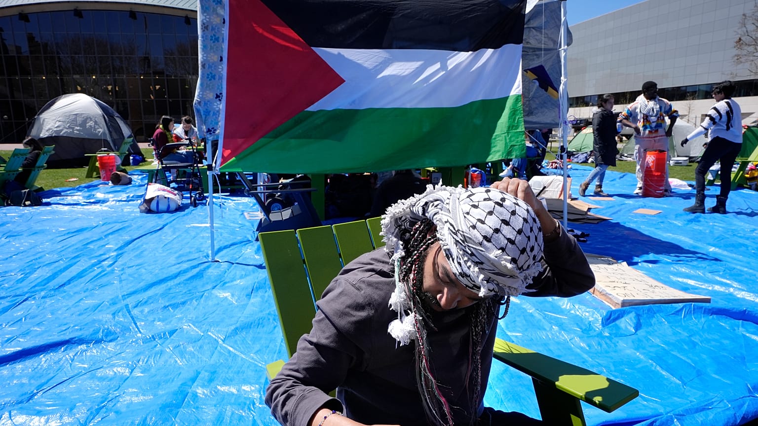 طالب من معهد ماساتشوستس للتكنولوجيا في مخيم احتجاجي ضد الحرب الإسرائيلية على غزة في حرم المعهد في كامبريدج بولاية ماساتشوستس الأمريكية.