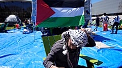 طالب من معهد ماساتشوستس للتكنولوجيا في مخيم احتجاجي ضد الحرب الإسرائيلية على غزة في حرم المعهد في كامبريدج بولاية ماساتشوستس الأمريكية.
