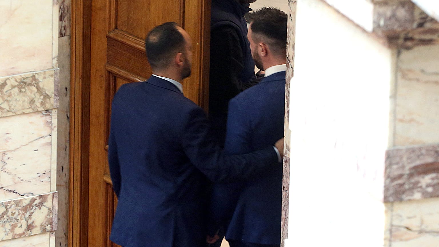 Ο ανεξάρτητος βουλευτής, πρώην βουλευτής των Σπαρτιατών, Κωνσταντίνος Φλώρος (Δ) οδηγείται εκτός Ολομελείας από τη Φρουρά της Βουλής