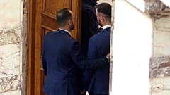 Ο ανεξάρτητος βουλευτής, πρώην βουλευτής των Σπαρτιατών, Κωνσταντίνος Φλώρος (Δ) οδηγείται εκτός Ολομελείας από τη Φρουρά της Βουλής